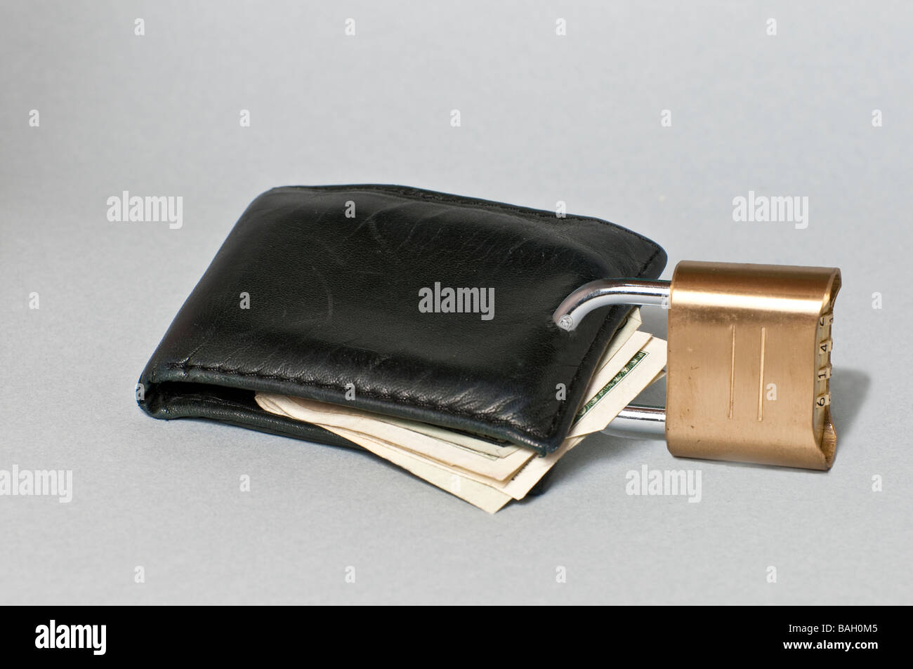 Brieftasche mit Schloss vertreten Shopper Ökonomisierung und als geizig mit ihrem Geld Stockfoto