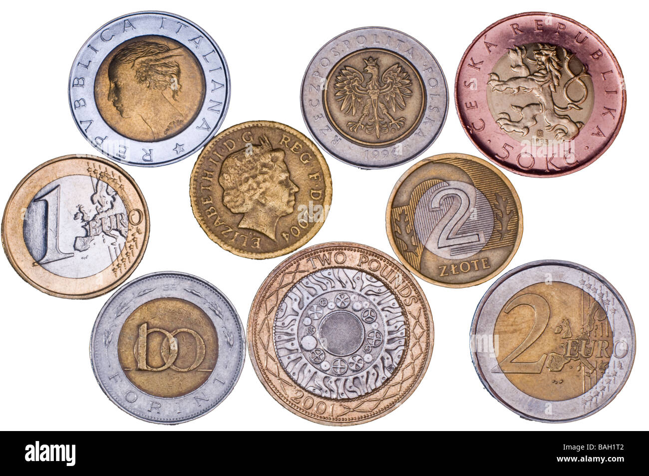 Bimetall-Münzen aus der Eurozone, Polen, Ungarn, Tschechien und Italien (vor Euro) mit gefälschten britischen Pfund-Münze Stockfoto