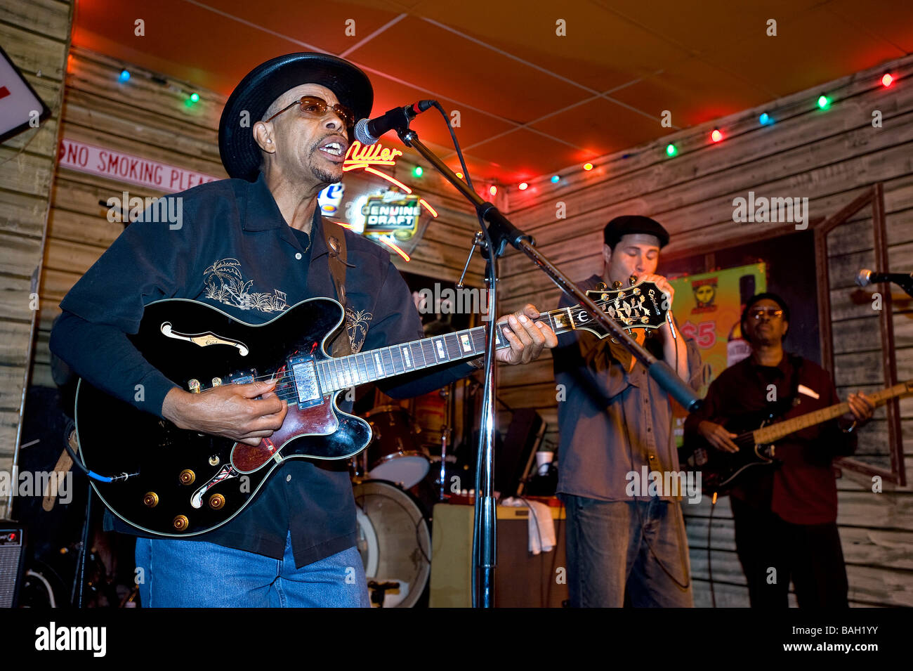 USA, Illinois, Chicago, Lincoln District, John Primer erklingt in der berühmten Kingston Mines Blues club Stockfoto