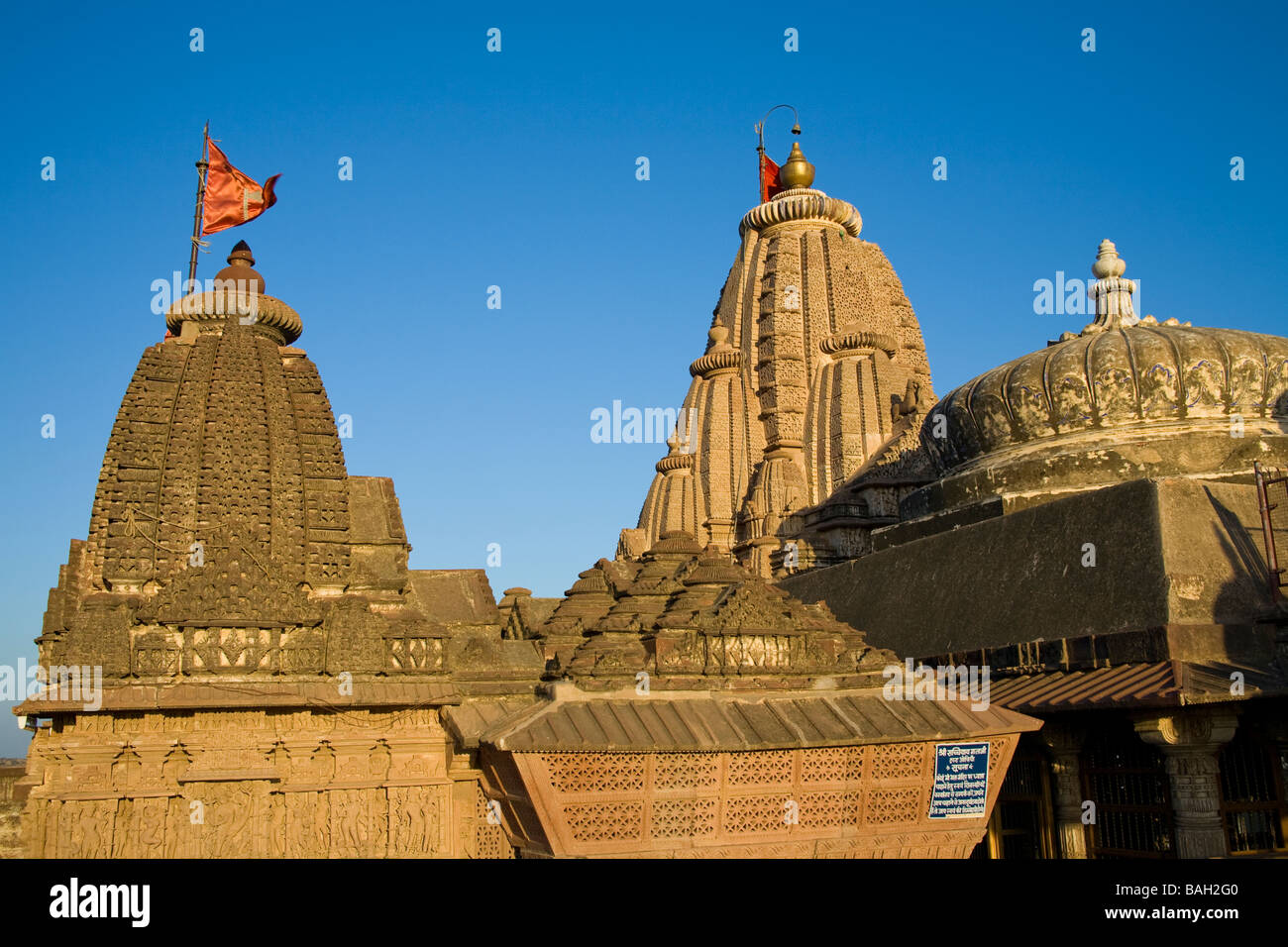 Geschnitzte Türme, Sachiya Mata Tempel, Osian, in der Nähe von Jodhpur, Rajasthan, Indien Stockfoto