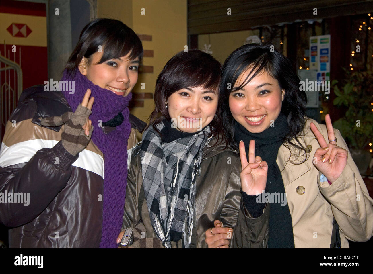 Junge attraktive vietnamesische Frauen feiern das Neujahrsfest in Hanoi Vietnam Stockfoto