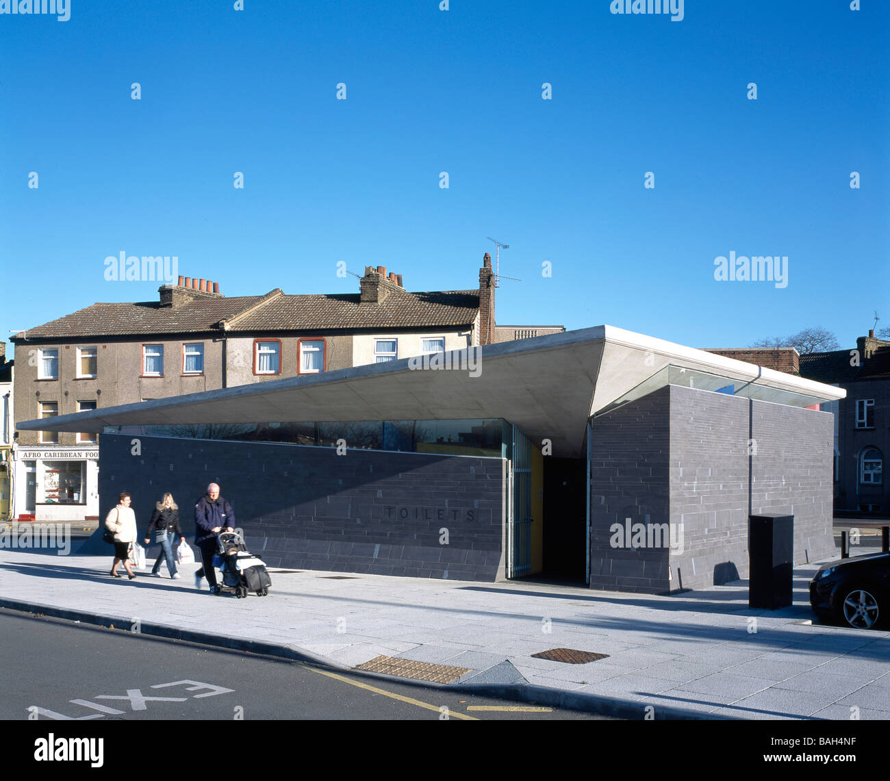 Öffentliche Toilette, Gravesham, Vereinigtes Königreich, Plastik Architekten, öffentlichen Loo insgesamt Außenansicht. Stockfoto