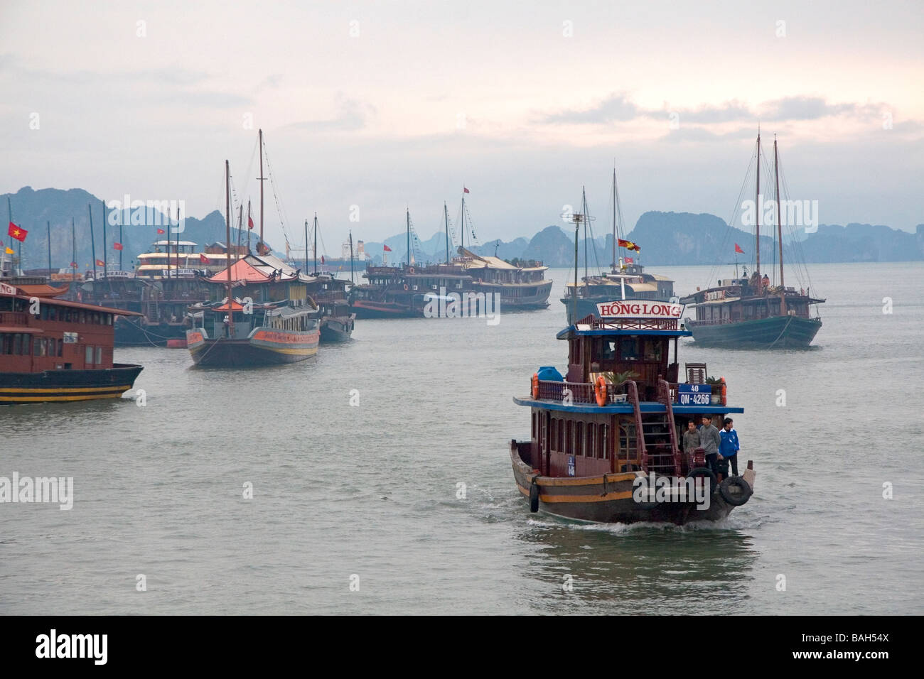 Ausflugsboote auf der Hafen von Ha Long Bay Vietnam Stockfoto