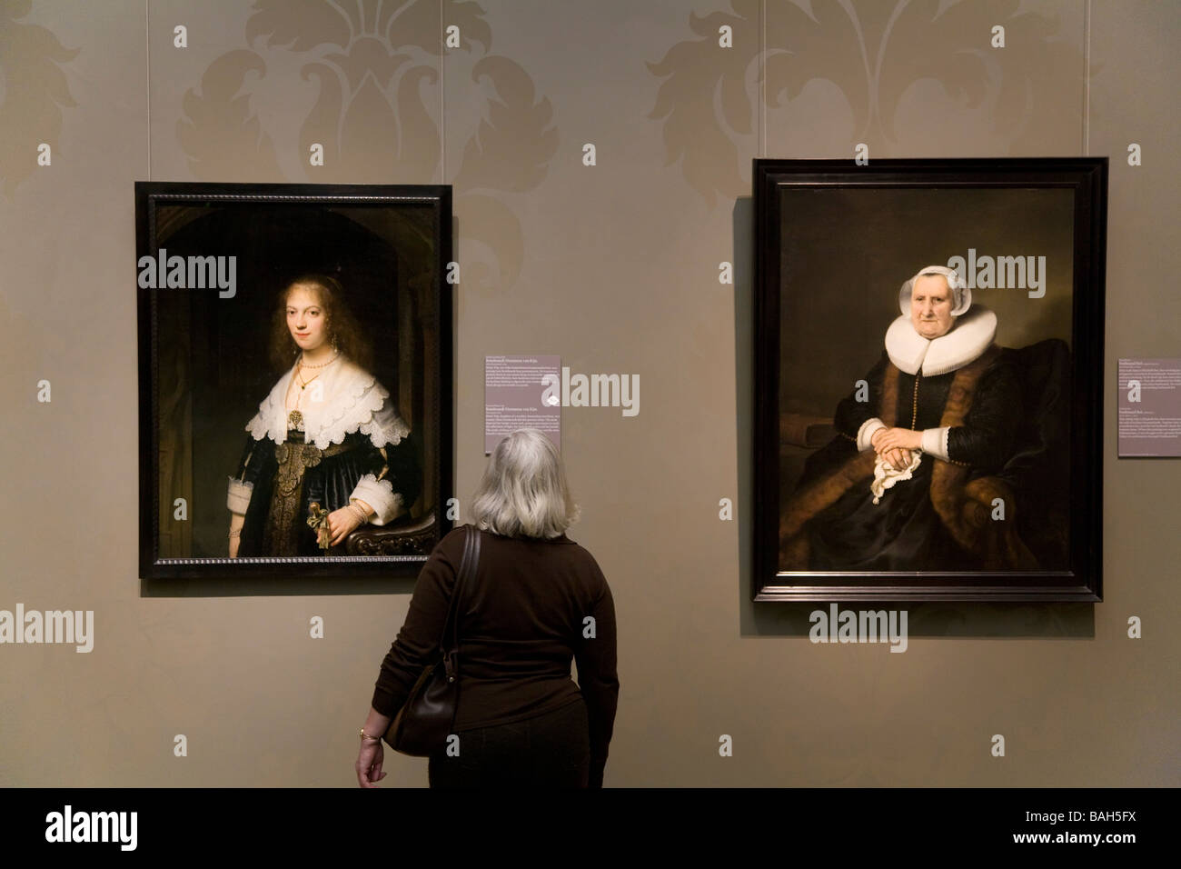 Frau betrachten Porträts in The Rijksmuseum Amsterdam Niederlande Stockfoto
