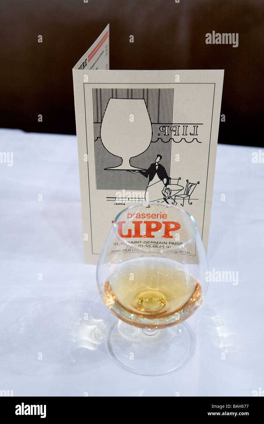 Frankreich, Paris, Saint Germain des Pres Bezirk, Glas Cognac und Speisekarte der Brasserie Lipp Stockfoto