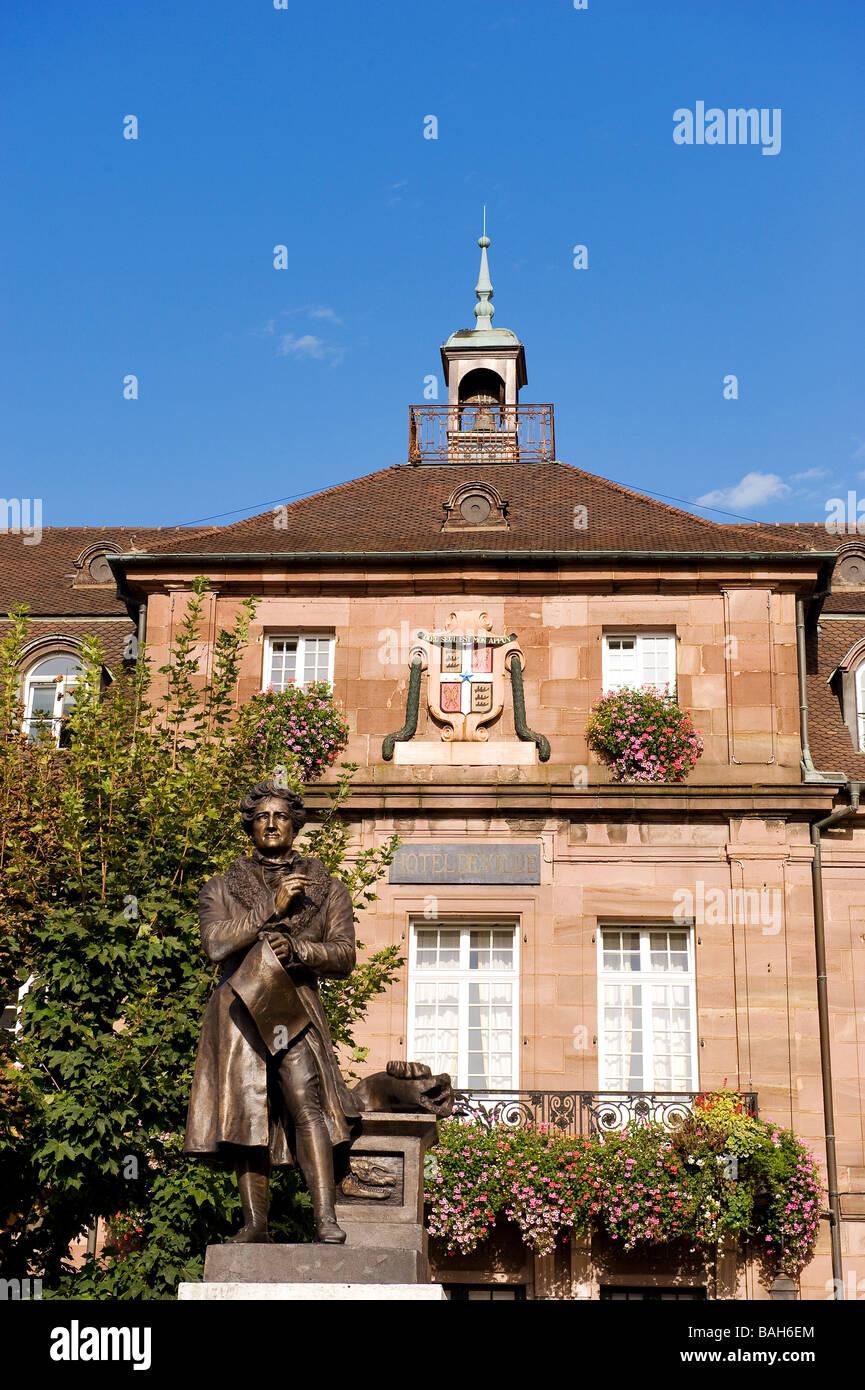 Frankreich, Doubs, Montbeliard, Statue von Cuvier vor dem Rathaus Stockfoto