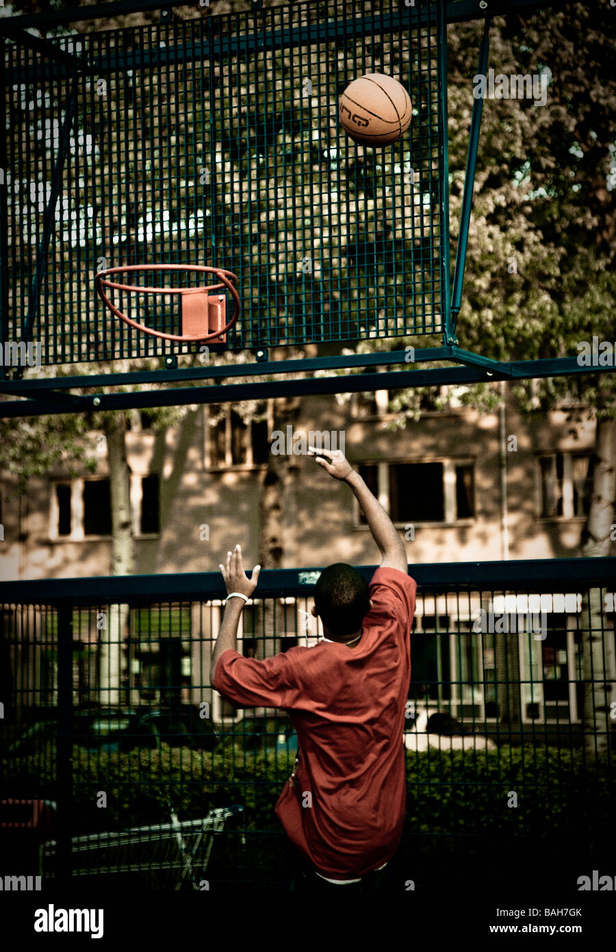 Jungen spielen Basketball im Bereich Bildung Stockfoto