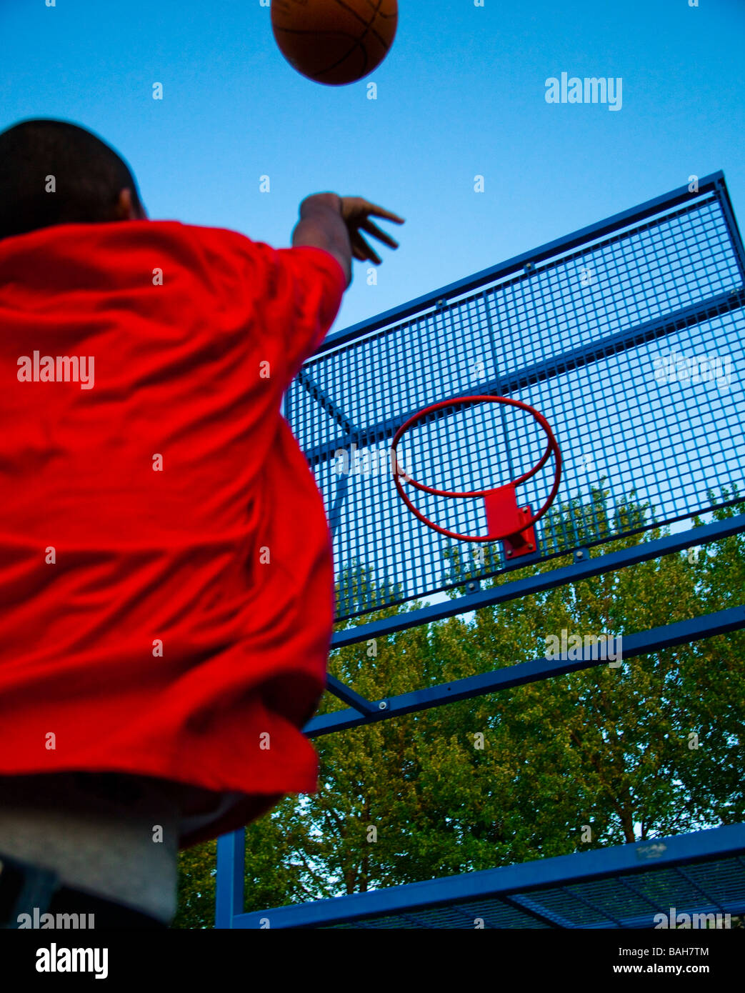 Jungs spielen Basket Ball, Niederlande Stockfoto