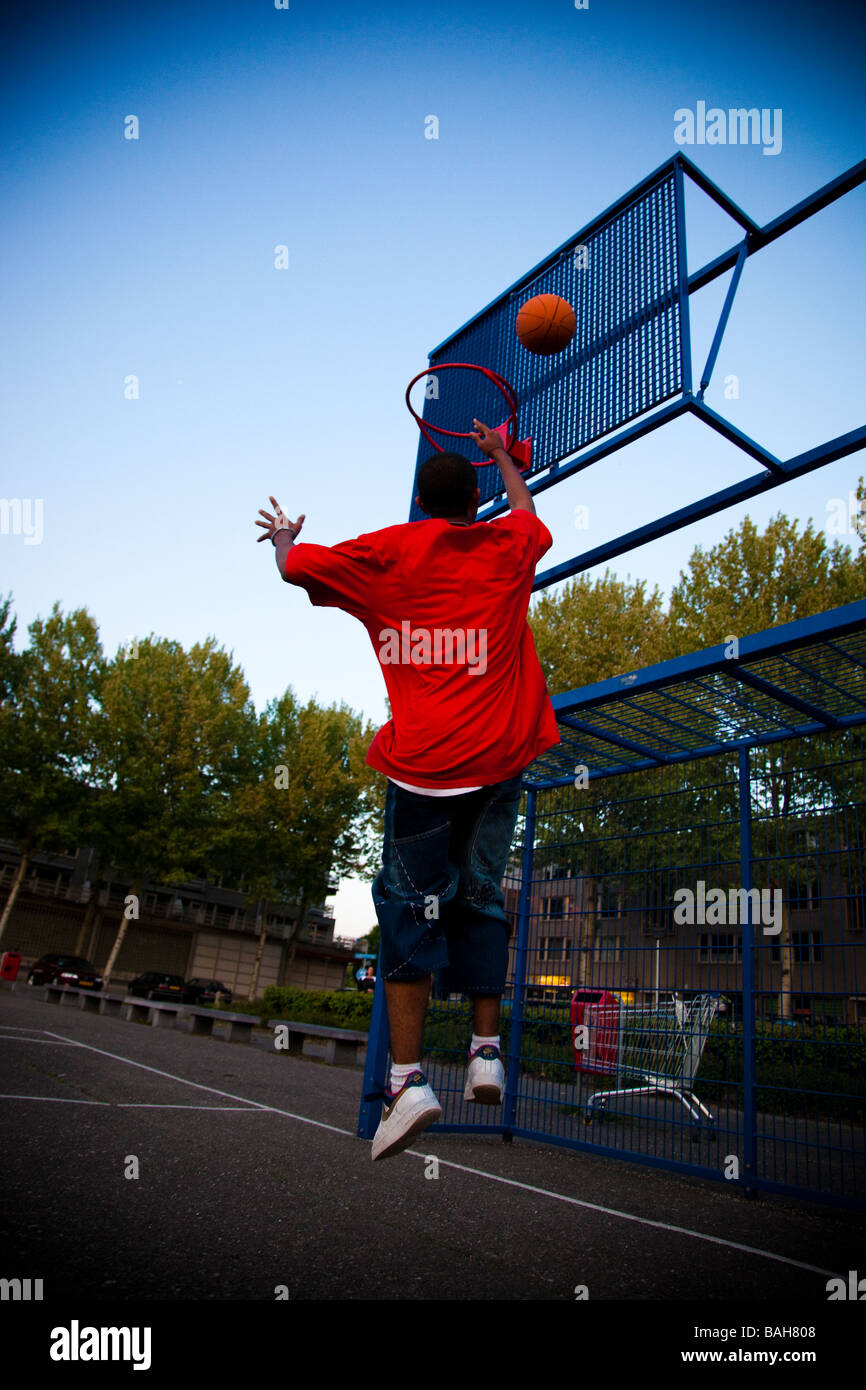 Jungs spielen Basket Ball, Niederlande Stockfoto