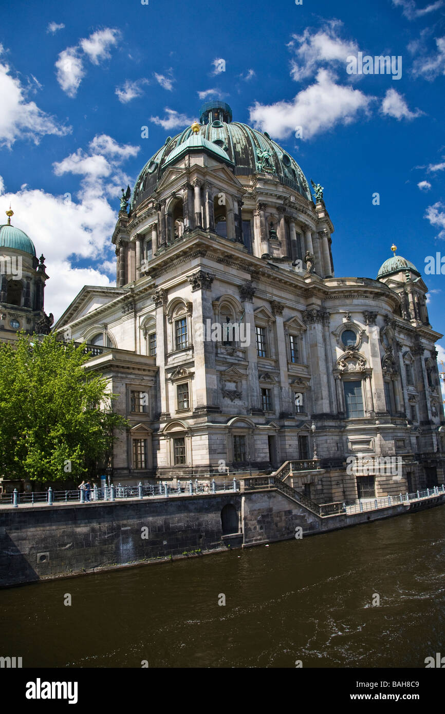 Berliner Dom über den Fluss aus gesehen Stockfoto