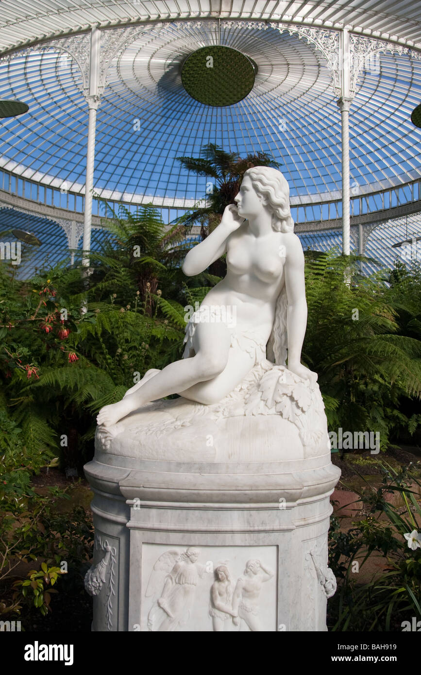 Marmorstatue von Eva von Scipione Tadolini in Kibble Palace, Glasgow Botanic Gardens Stockfoto