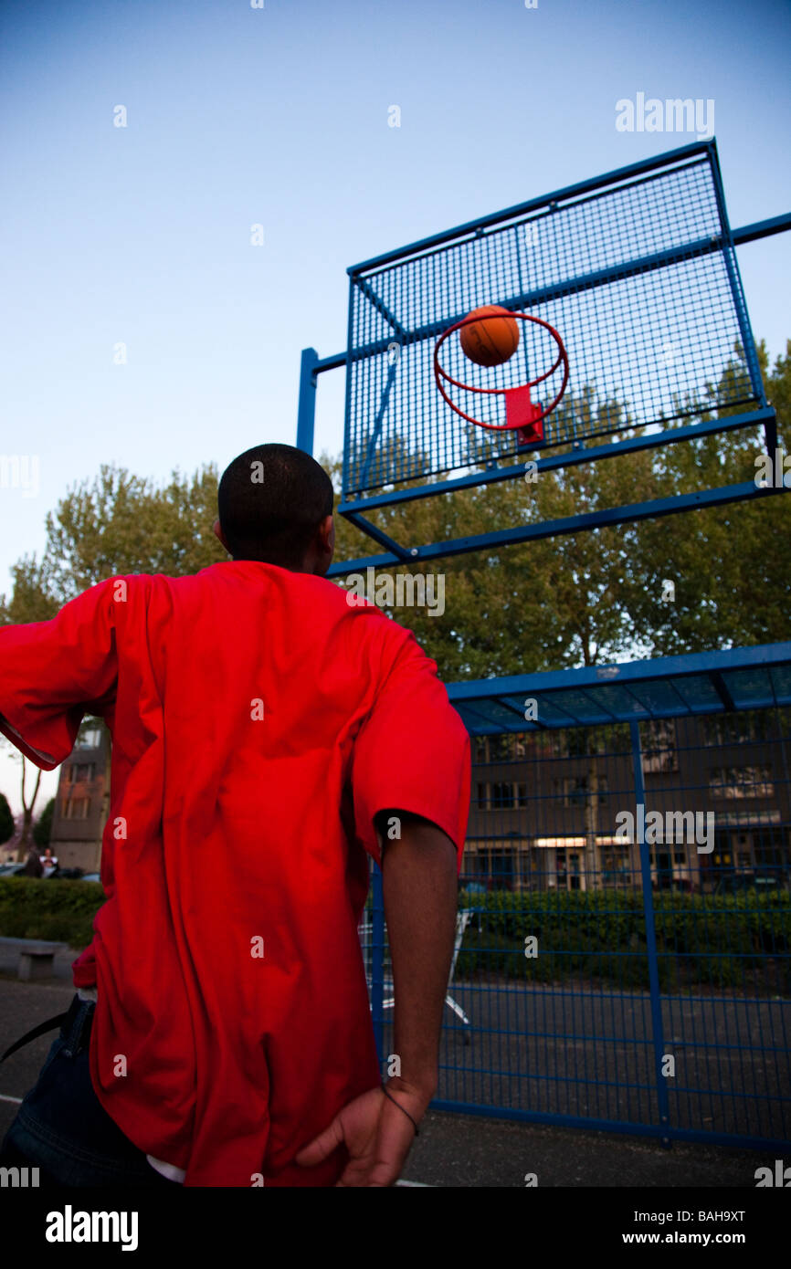 Jungs spielen Basket Ball, Niederlande Stockfoto
