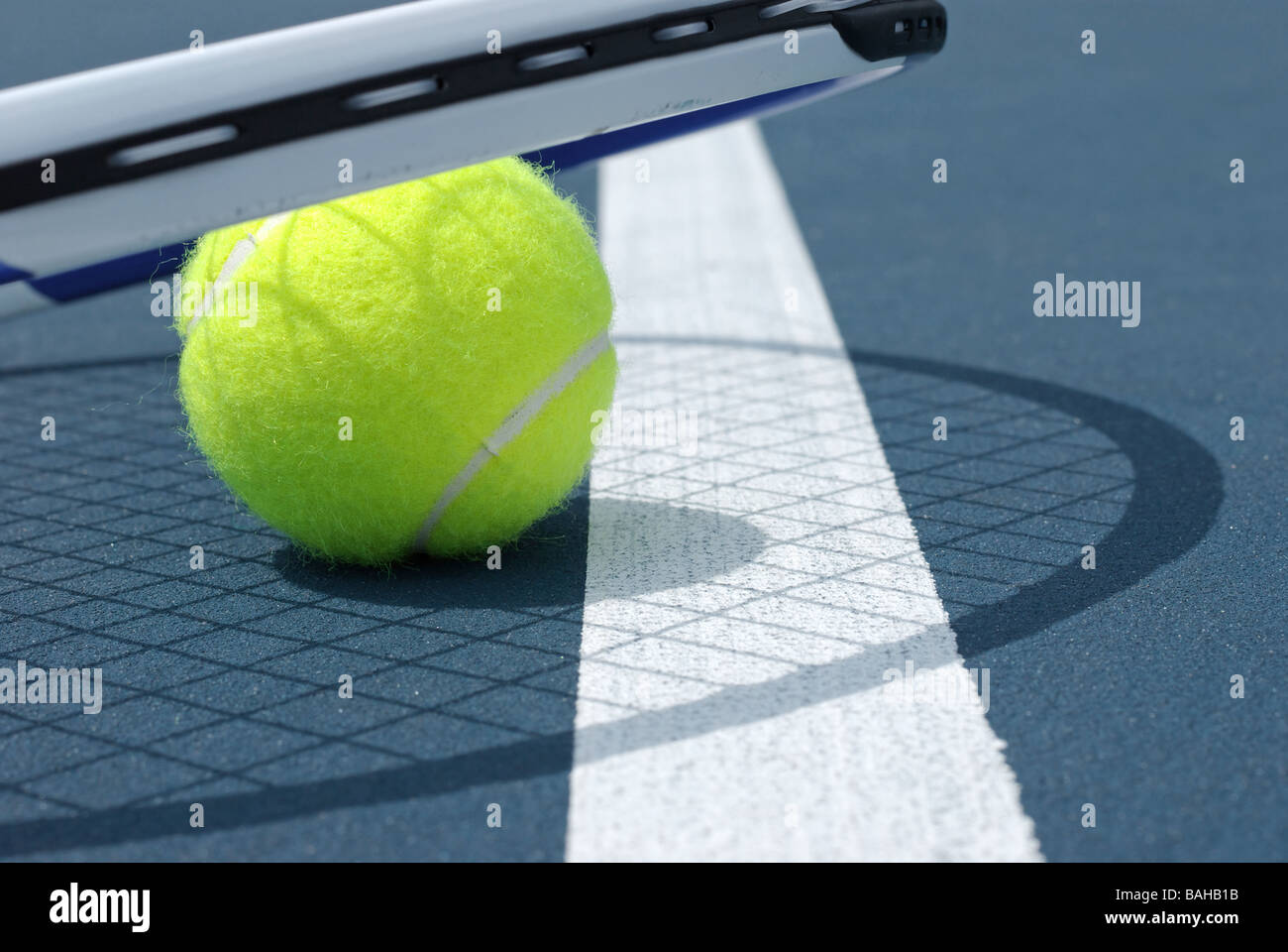 Tennisball und Schläger auf Platz Stockfoto