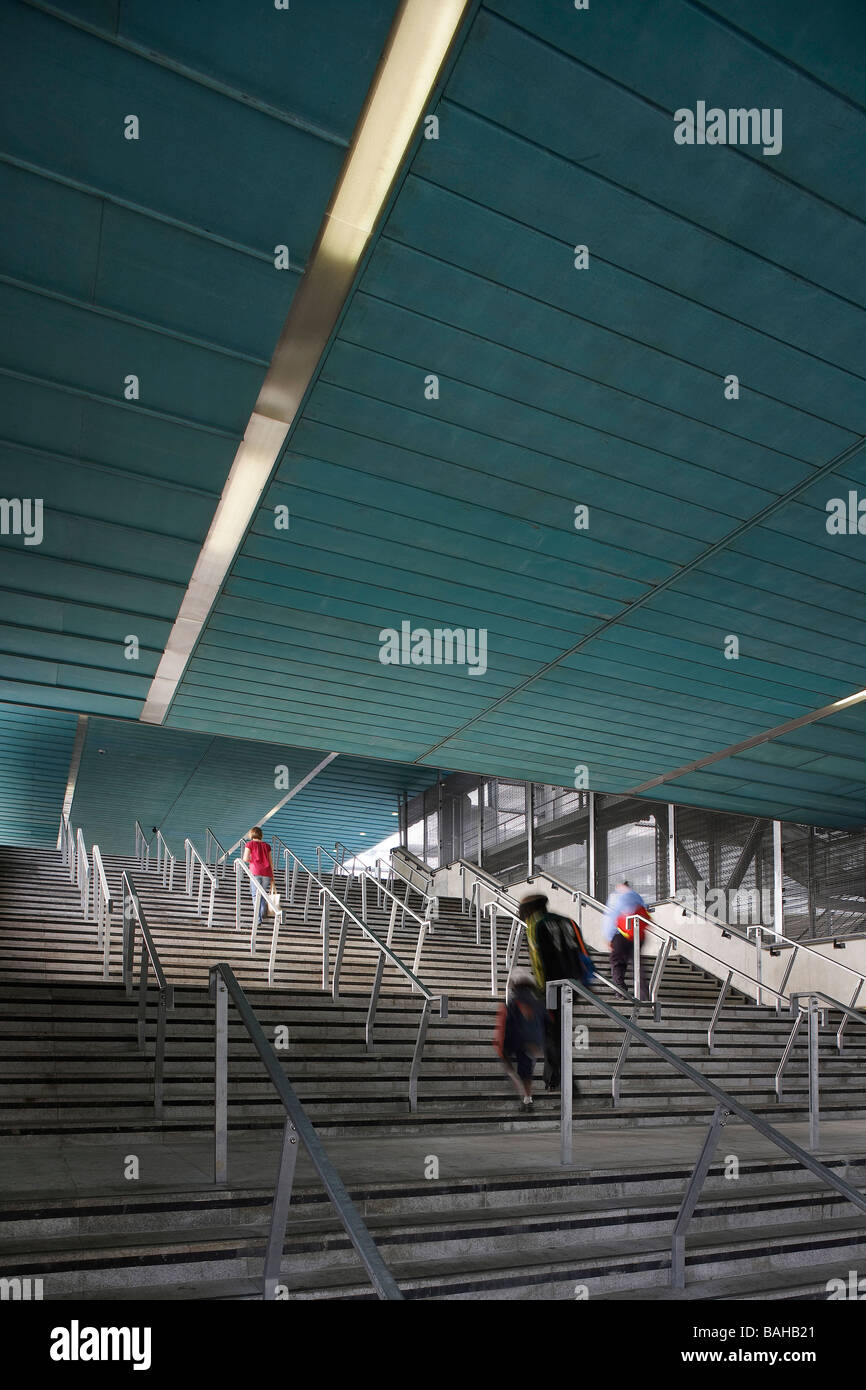 Emirates Stadium, London, Vereinigtes Königreich, Hok Sport, Emirates Stadion Blick auf konkrete Treppenhaus mit Gass verkleidete Decke. Stockfoto