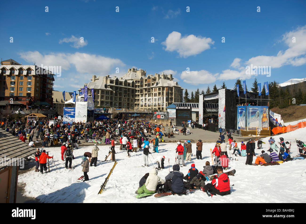 Menschenmassen in Whistler Village während der jährlichen Whistler Ski und Snowboard Festival WFSS Stockfoto
