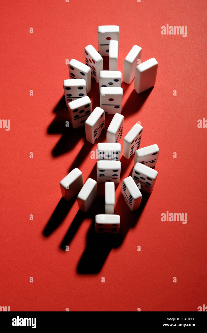 Dominosteine in einer Dollar-Form Stockfoto