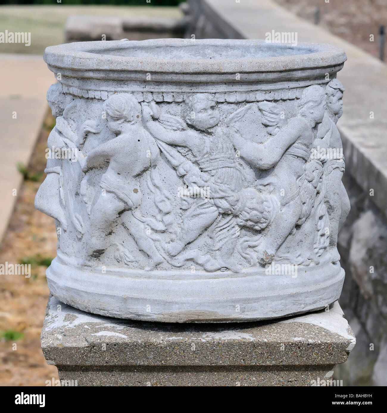 Eine kunstvoll geschnitzten Urne mit Putten, die sitzt auf dem Gelände der Marland-Villa in Ponca City, Oklahoma, USA. Stockfoto