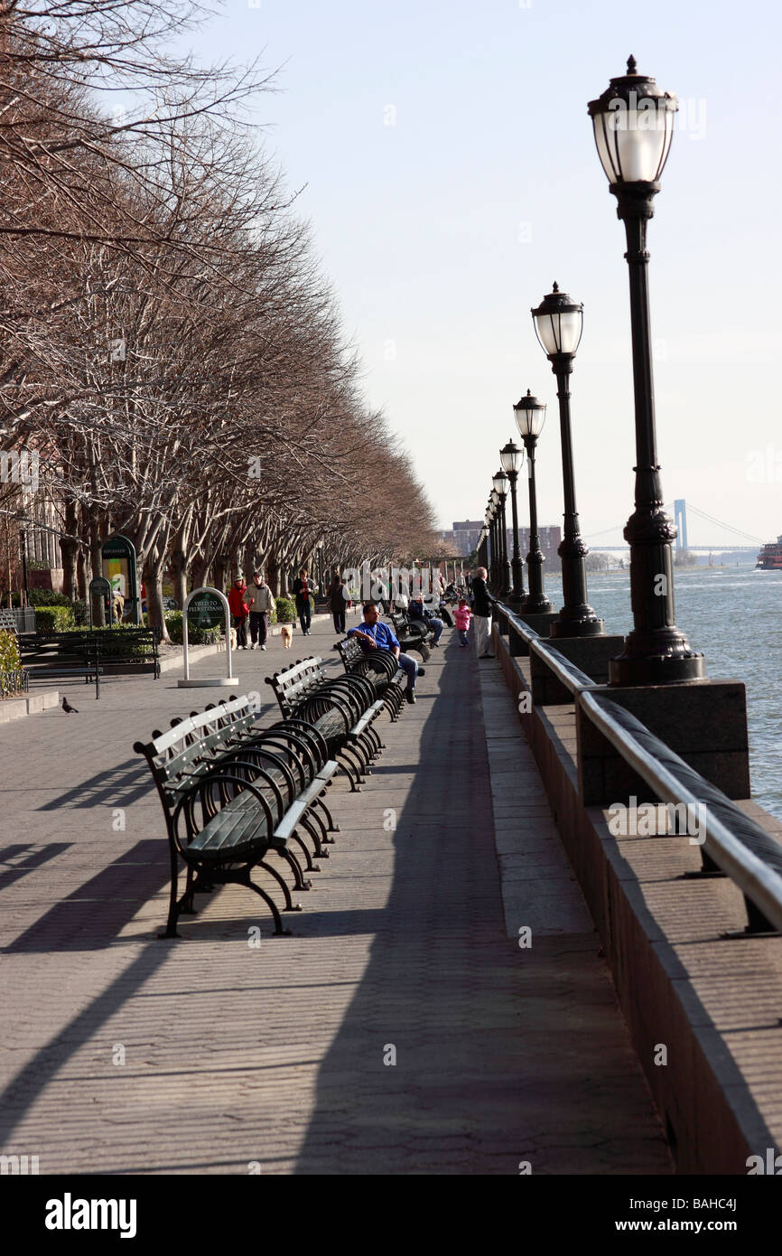 Die Fussgängerzone Promenade am Hudson River entlang Battery Park City, New York City, USA Stockfoto