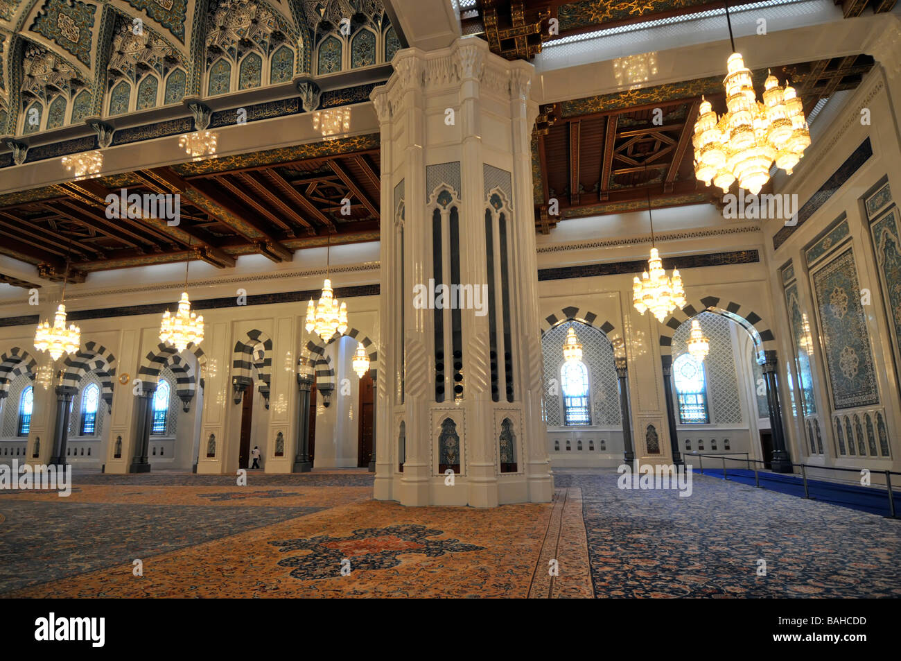 Muscat-Oman-Moschee innen mit Teppich ausgelegten Gebetsraum mit Kronleuchtern und reich verzierte Decke Stockfoto