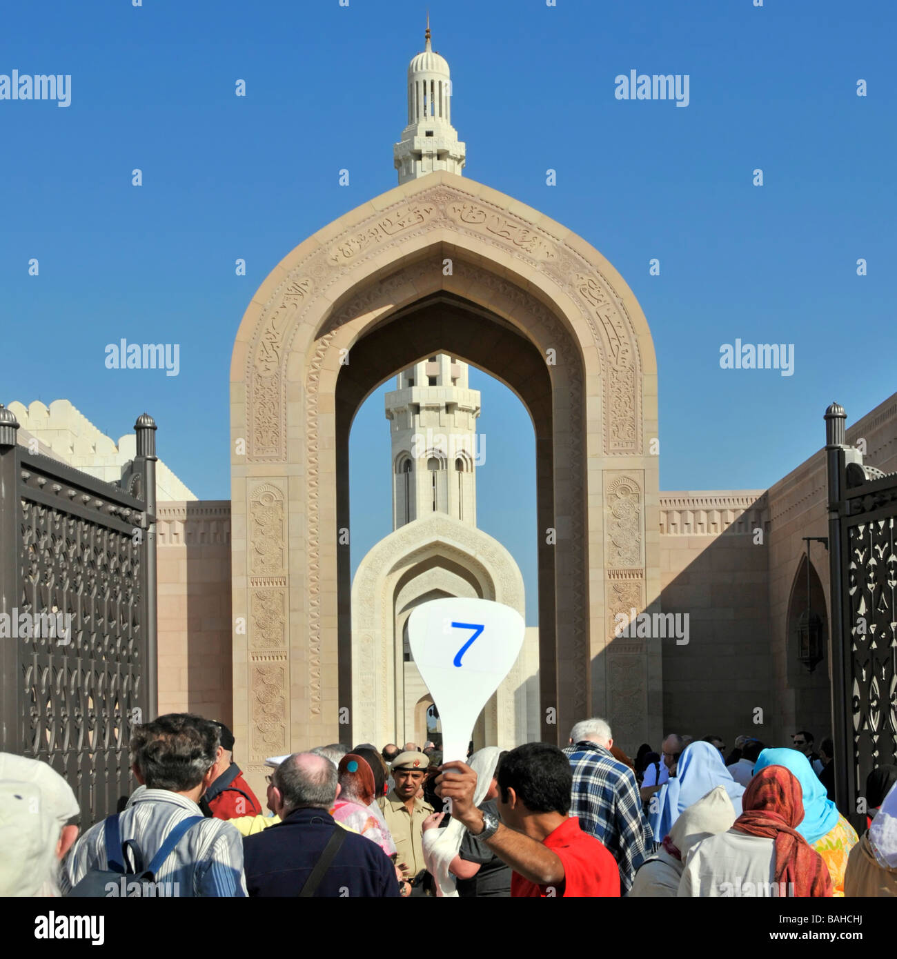 Muscat Oman Touristen auf Trainer Ausflug vom Kreuzfahrtschiff sammeln um Tourguide bei der großen Moschee Stockfoto