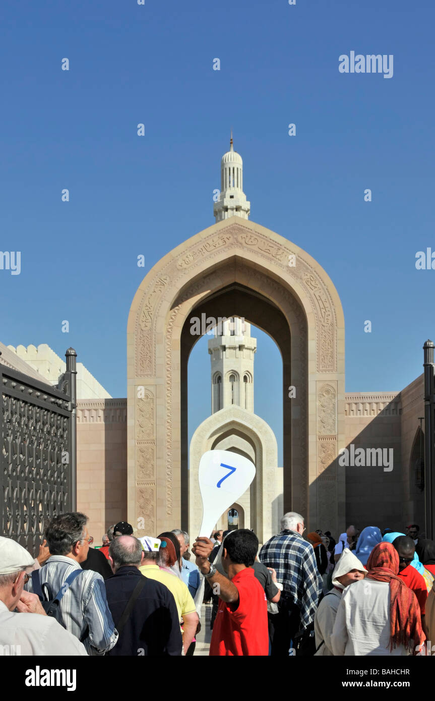 Touristen auf einem Busausflug vom Kreuzfahrtschiff treffen sich um den Reiseleiter an der Großen Moschee in Muscat Oman auf der Arabischen Halbinsel im Nahen Osten Stockfoto