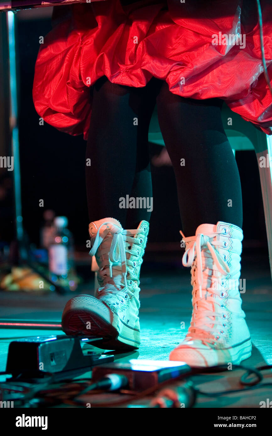 Kate Miller Heidkes Stiefel auf Gitarre oder Musik pedal Stockfoto