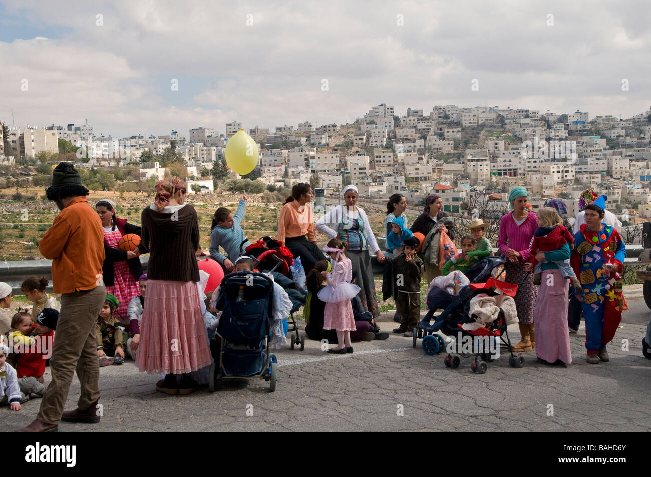 Jüdische Siedler in Kostümen markieren den jüdischen Feiertag von Purim in der geteilten Stadt Hebron Israel im Westjordanland Stockfoto