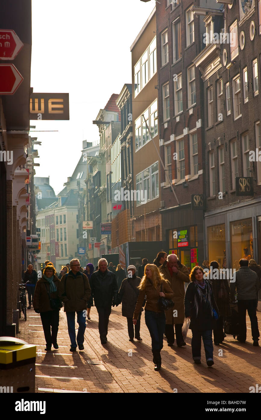 Menschen zu Fuß und Shop im Zentrum von Amsterdam-Niederlande Stockfoto