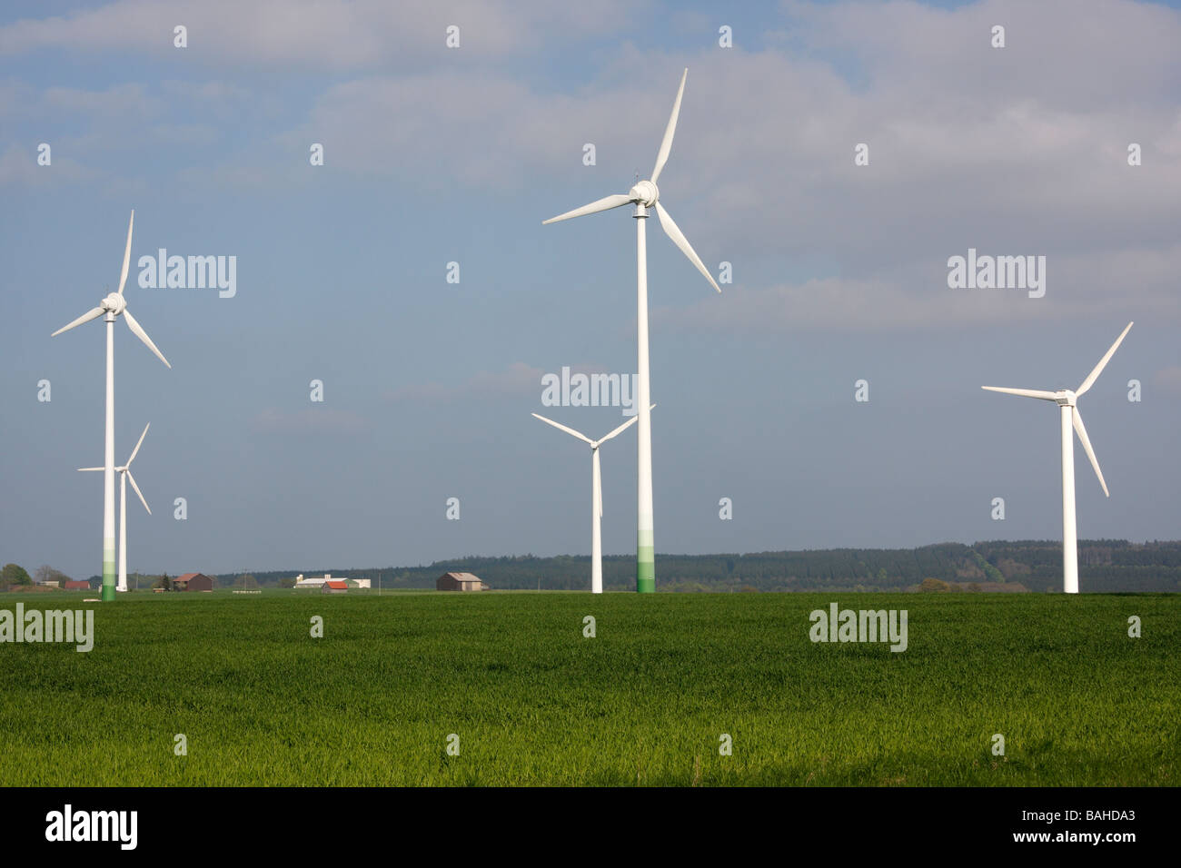 Windkraftanlagen an schönen Frühlingstag Stockfoto