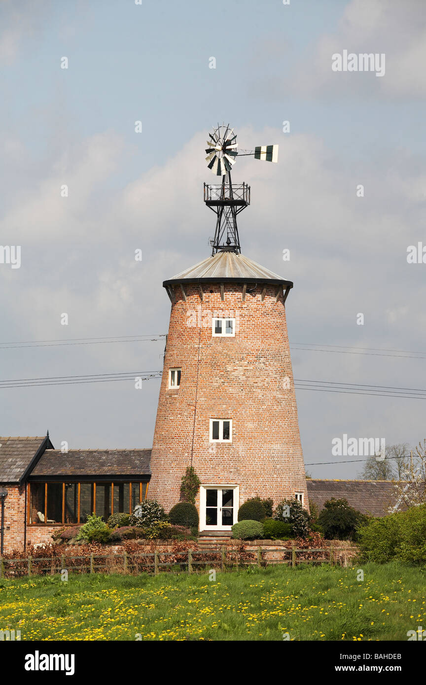 Restaurierte Windmühle jetzt ein privates Haus Stockfoto