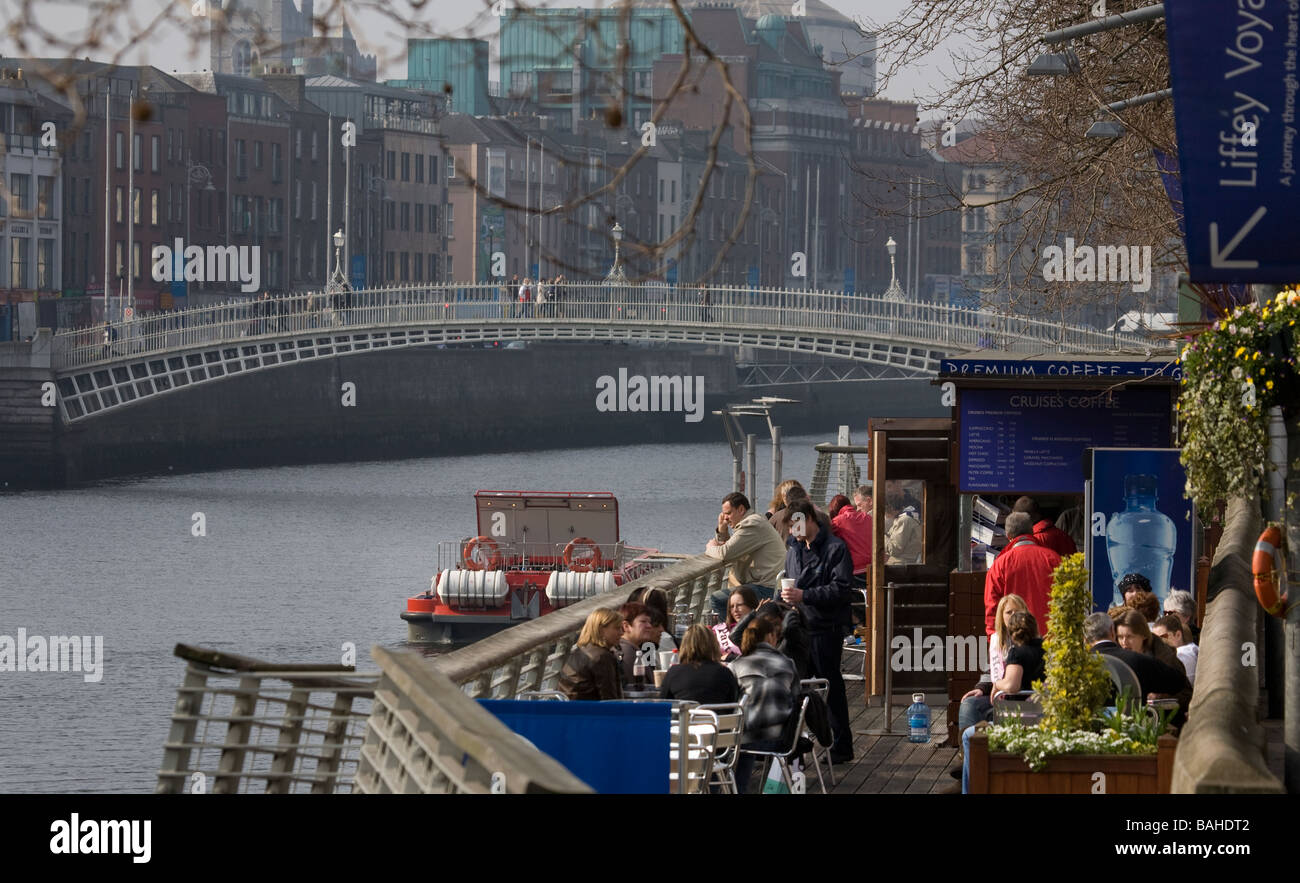 Die Liffey Boardwalk und Ha Penny Bridge Dublin Stockfoto