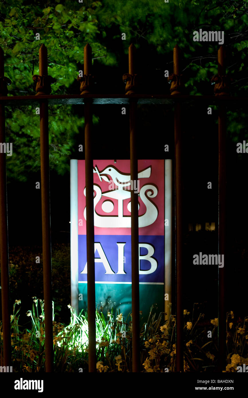 Zeichen außerhalb der Allied Irish Bank Group Hauptsitz Ballsbridge Dublin durch Geländer zu sehen Stockfoto