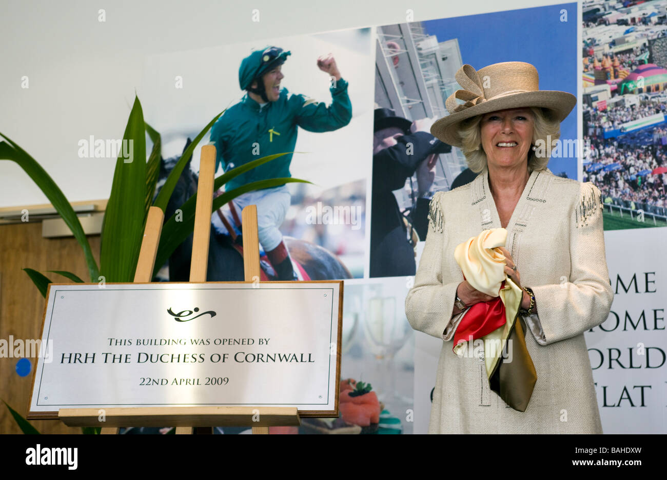 Seine königliche Hoheit Camilla Duchess of Cornwall eröffnet offiziell die neue Herzogin Stand auf der Pferderennbahn von Epsom Down in Surrey England Stockfoto