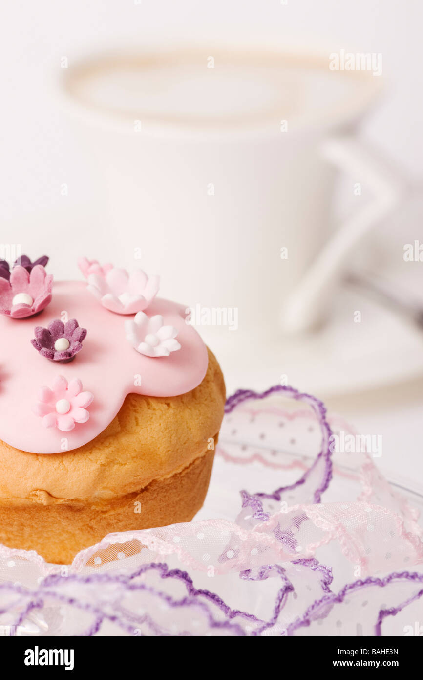 Cupcake Fairy Cake gegen weißen Boden zurück Stockfoto