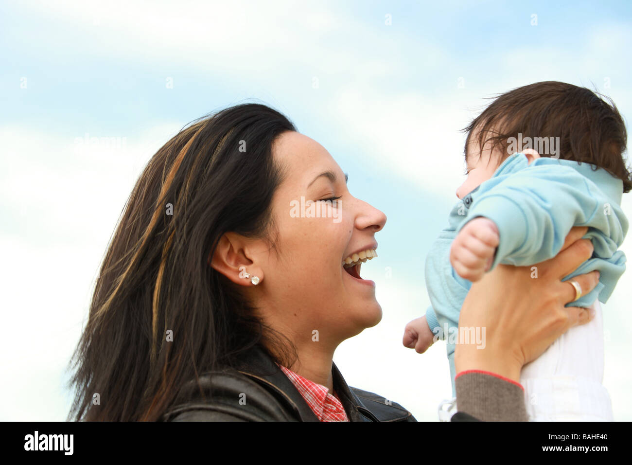 Eine junge glückliche Mutter 22 Jahre mit ihren 4 Monate alten Sohn Stockfoto