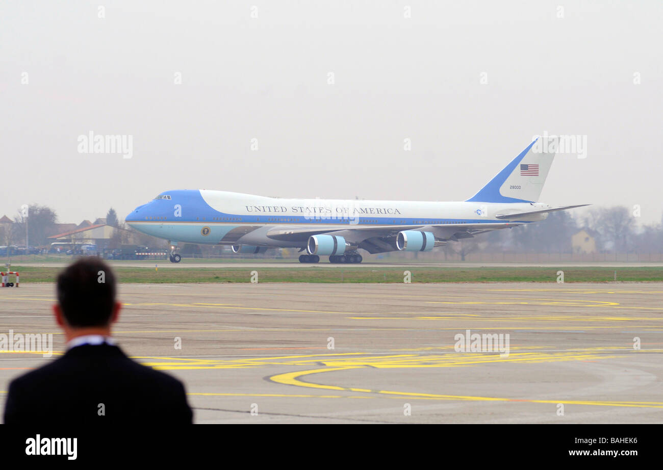 Eine Geheimdienst-Wache stehen vor dem Flugzeug des US-Präsidenten, Air Force One. Stockfoto