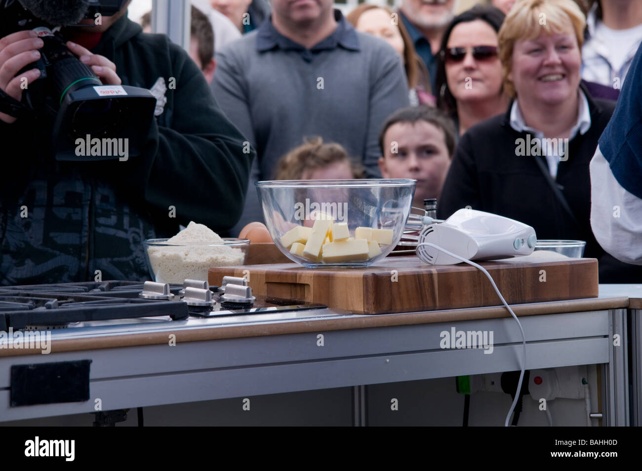 Die behaarte Biker Essen Starköche in Buxton Gärten Derbyshire England gefilmt Stockfoto