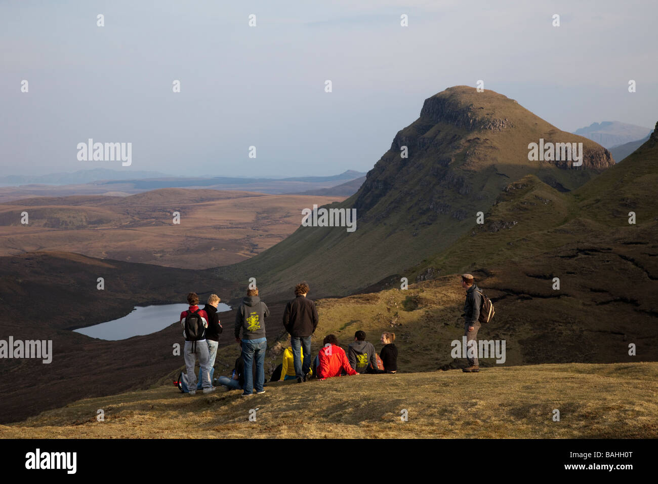 Team von Wanderern auf Quiraing, trotternish Ridge, Isle of Skye, Schottland, Großbritannien Stockfoto