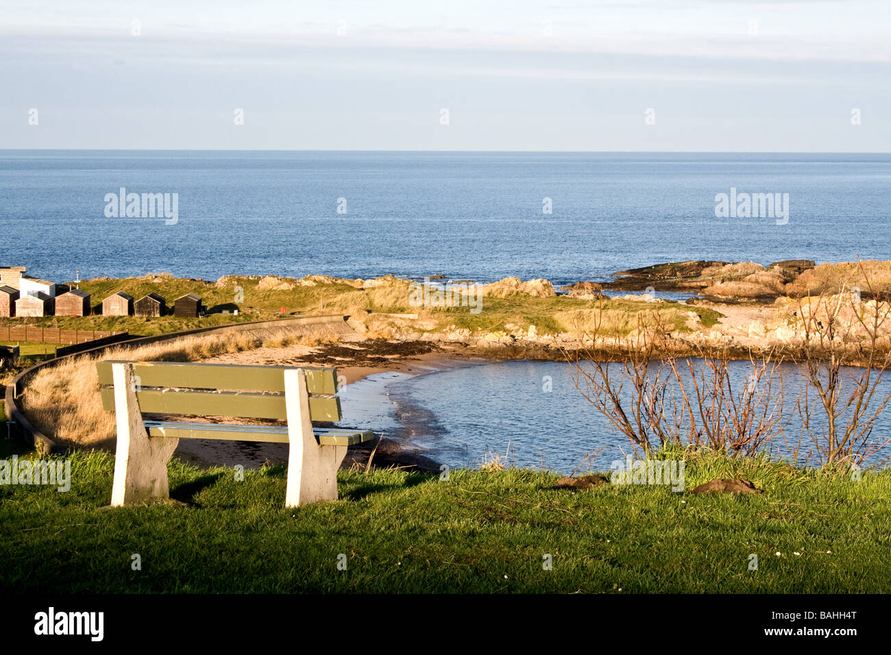 Leere Bank mit Blick auf den Moray Firth in Findochty Schottland Stockfoto