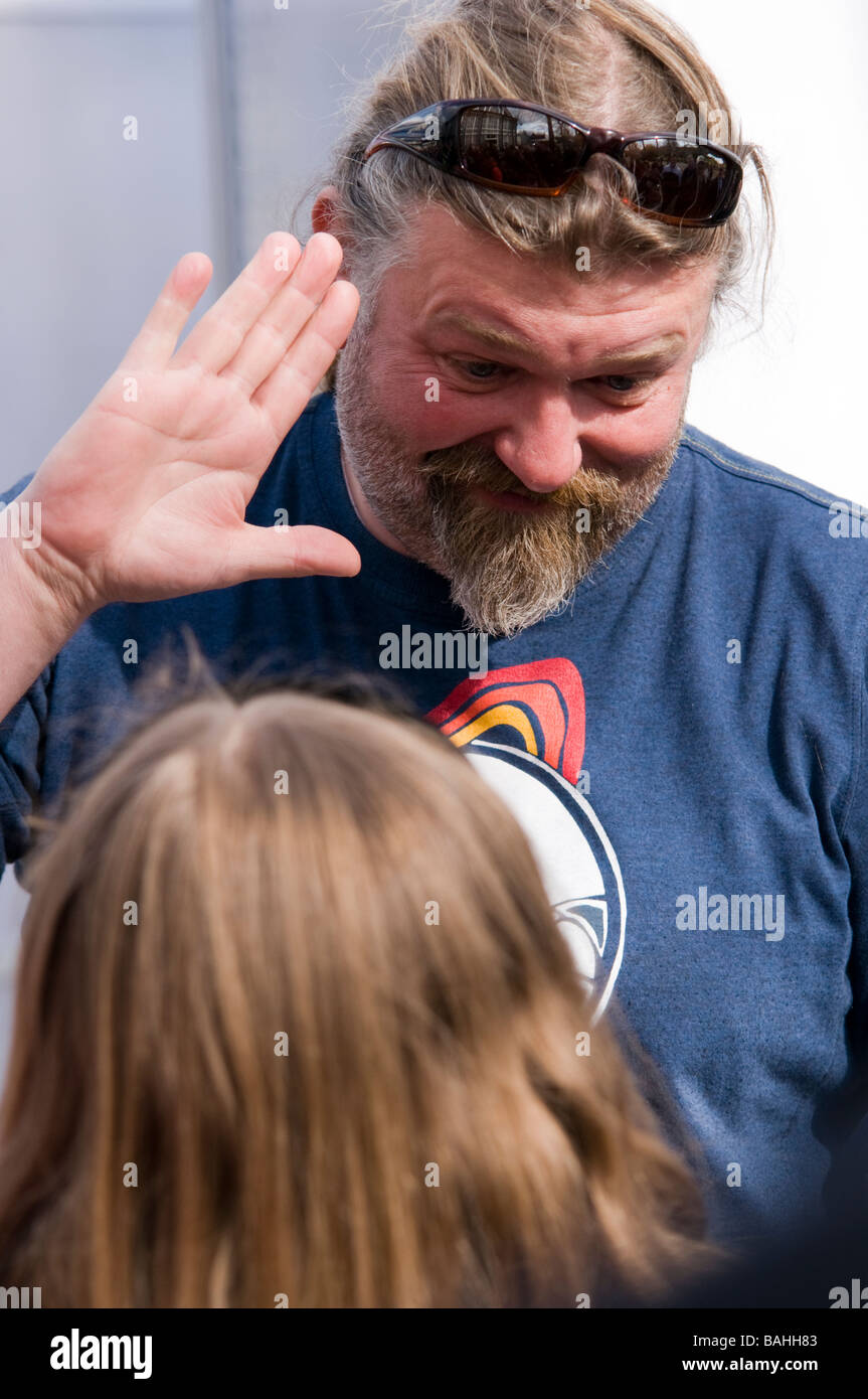 Die behaarte Biker Essen Starköche in Buxton Gärten Derbyshire England gefilmt Stockfoto