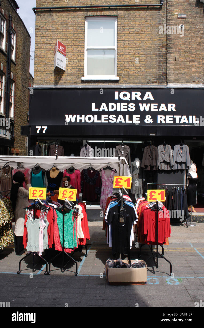 Kleidung-Stall an Petticoat Lane Market London April 2009 Stockfoto