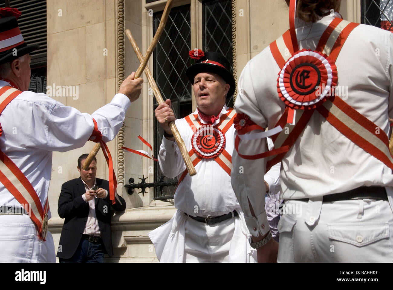 23. April 2009 unterhalten St George s Tag Liverpool Street Morris Männer zur Mittagszeit Trinker Stockfoto