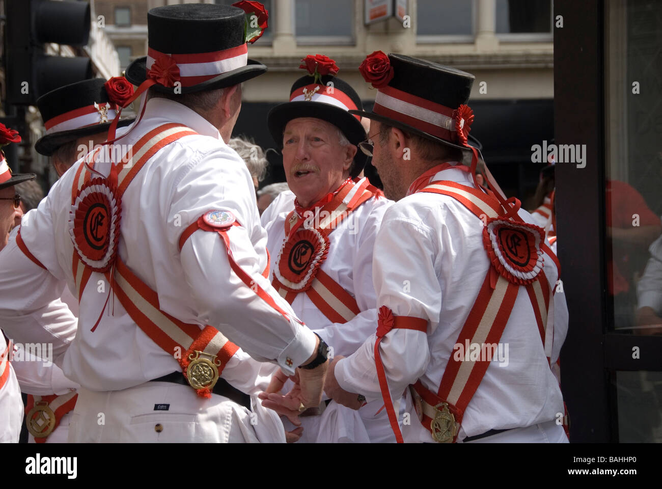 23. April 2009 unterhalten St George s Tag Liverpool Street Morris Männer zur Mittagszeit Trinker Stockfoto