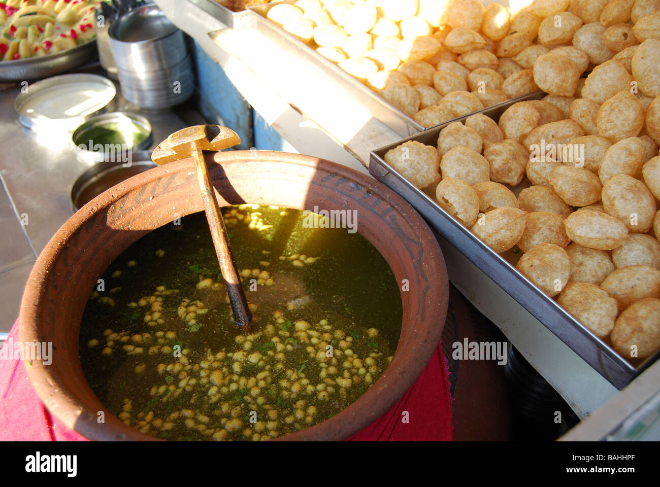 Panipuri ist eine hohle, aufgeblasen, runden Teig mit einer knusprigen Hülle und es ist eine beliebte Straße Zwischenmahlzeit in Indien Stockfoto