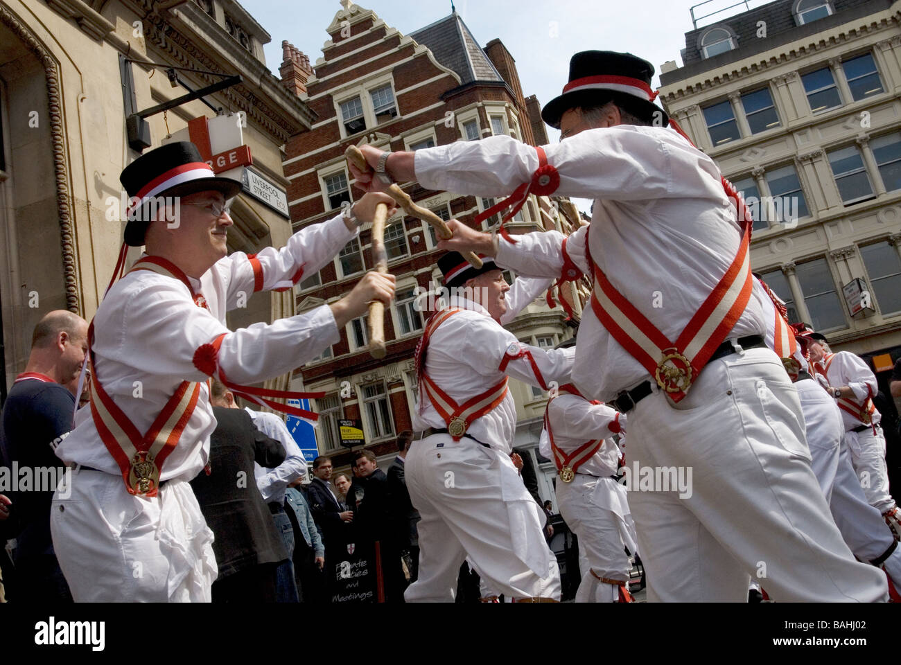23. April 2009 unterhalten St George s Tag Liverpool Street Morris Männer zur Mittagszeit Trinker Stockfoto
