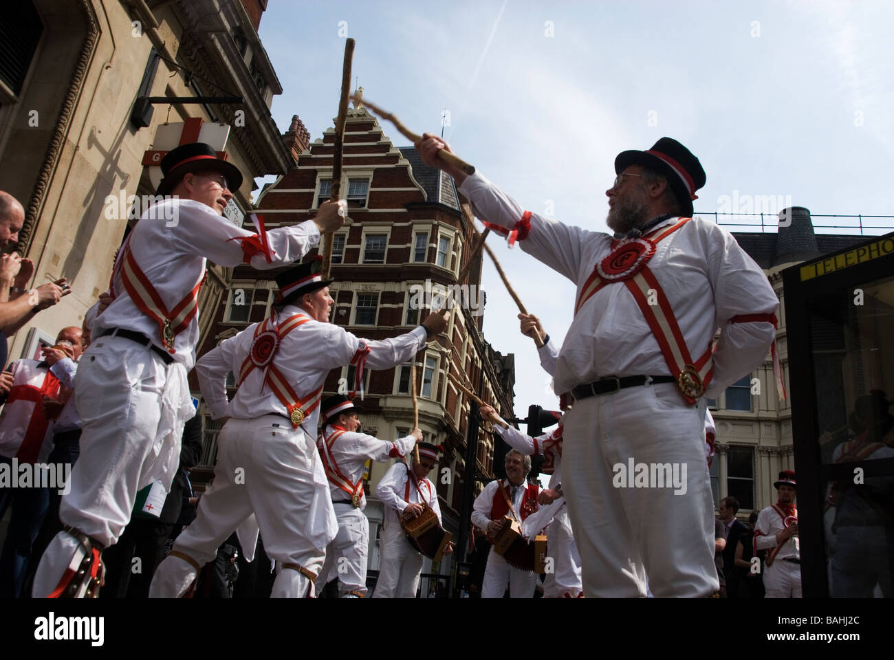 23. April 2009 unterhalten St George s Tag Liverpool Street Morris Männer zur Mittagszeit Trinker Stockfoto