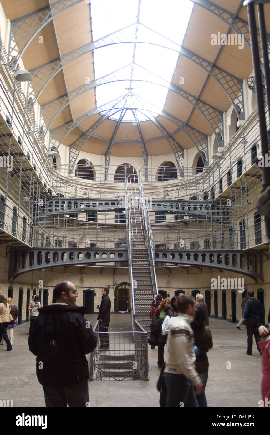 Touristen in Eingangshalle im Kilmainham Gaol, Dublin, Irland Stockfoto