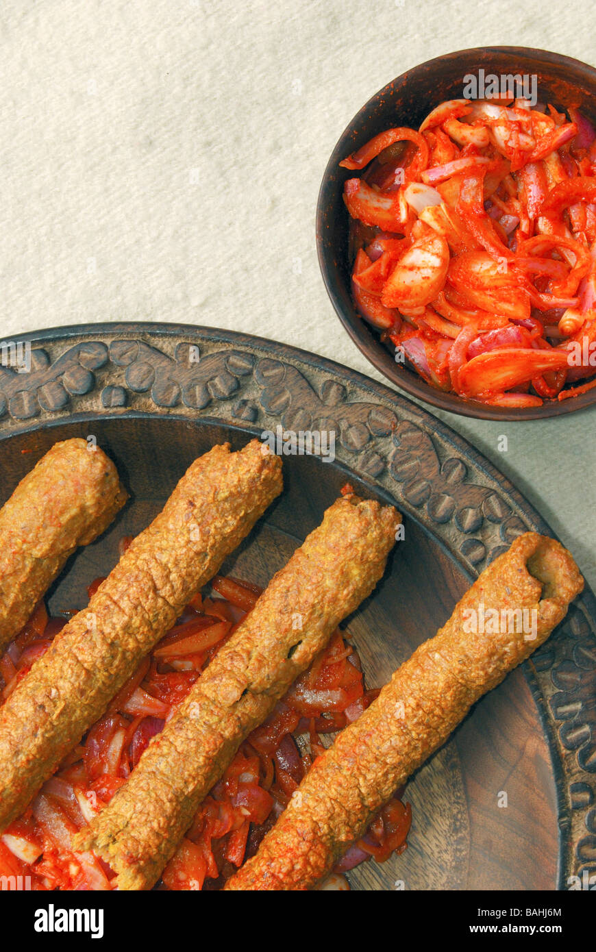Kebab ist ein Würfel aus verschiedenen Fleischsorten hergestellt und es meist mit einer Mischung aus Gewürzen zubereitet und gekocht in einem Tandoor mit Spießen Stockfoto