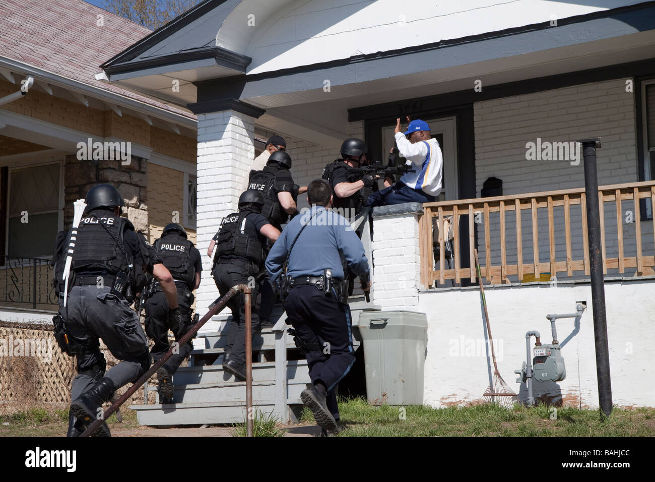 Polizei taktische Team einen hohes Risiko Droge-in Verbindung stehenden Durchsuchungsbefehl in Kansas City, Missouri Straße Drogen Einheit/TAC SWAT dienen. Stockfoto