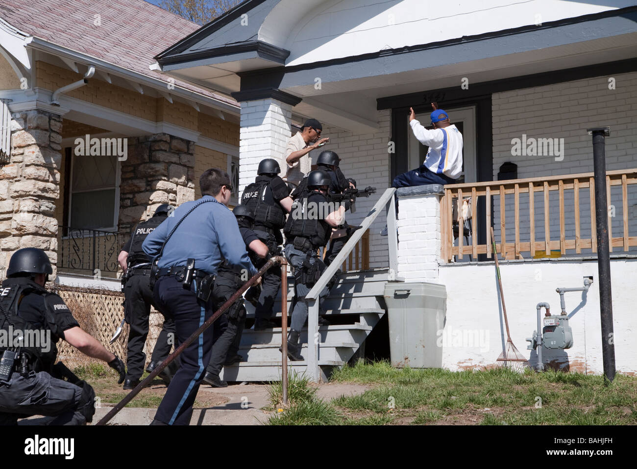 Polizei taktische Team einen hohes Risiko Droge-in Verbindung stehenden Durchsuchungsbefehl in Kansas City, Missouri Straße Drogen Einheit/TAC SWAT dienen. Stockfoto